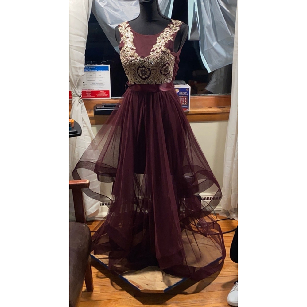 Women's Maroon & Gold Applique Belted Organza Gown SZ 0